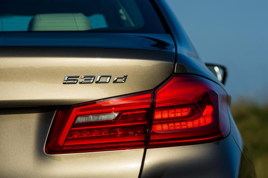 Логотип BMW 530d Sedan Luxury Line 2017 года  (AU) (фото 13 из 16)